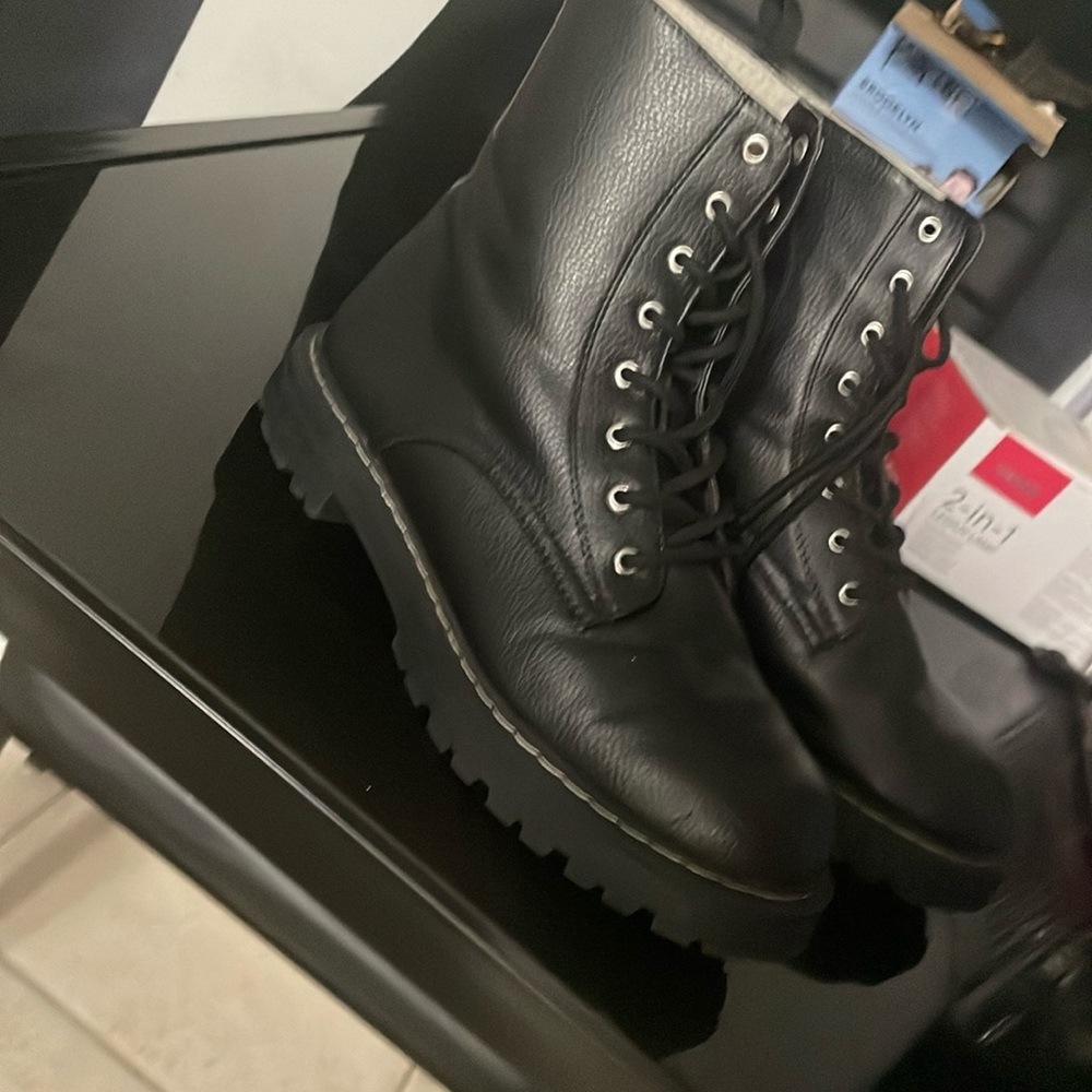 Size 9 or 40 eur 


Very warm worn like 2 times .. fuzzy and comfortable inside